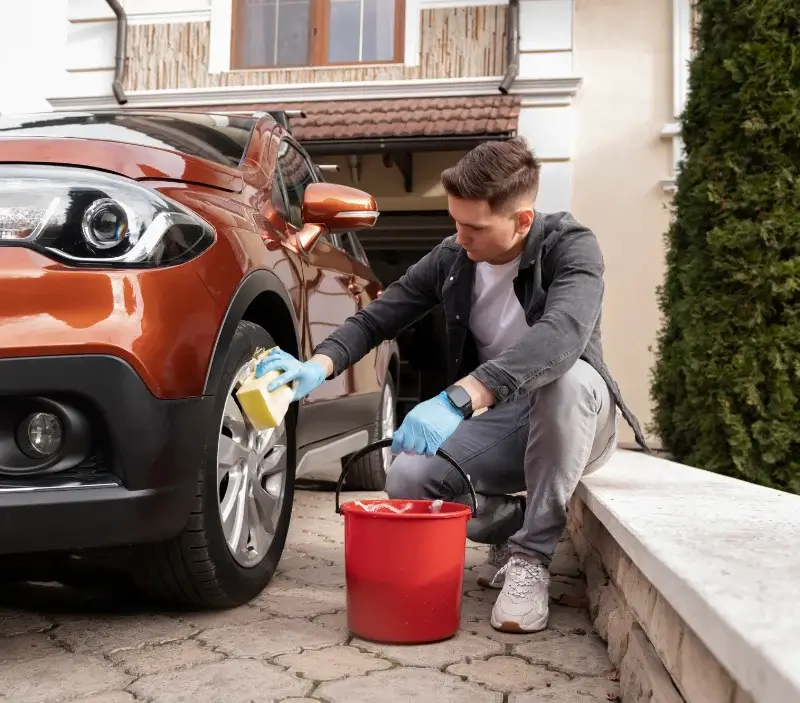 Lavage auto à domicile Pavilly : professionnel intervenant sur un véhicule